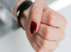 Взбесившаяся среднеахтубинка разбила дорогой автомобиль незнакомца 