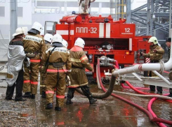 Из-за замыкания проводки вспыхнула хозпостройка в Волжском