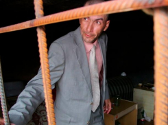 «Смотрящий» по городу Волжскому сделал бомжами целую семью