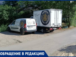 Места нет даже для жильцов: волжанка пожаловалась на служебный транспорт во дворе