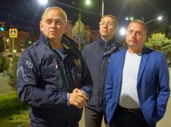 На кромешно-темной улице рядом с «тысячником» в Волжском наконец-то установили фонари