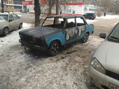Пироманы сожгли ночью авто во дворе многоэтажки в Волжском