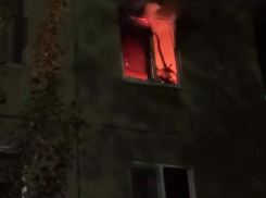 В Волжском пожар в квартире попал на видео
