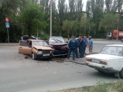 Внедорожник Toyota и «ВАЗ» не поделили дорогу в Волжском