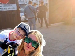 «Везде нас, грубо говоря, посылали», - мама Влада, потерявшего руку и ноги в ДТП, приехала к владельцу «Диана Тур»