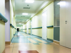 В больнице на севере Волгограда санитарка уронила на 3-летнего пациента медицинский ящик