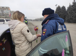 Сотрудники волжской полиции вместо штрафов вручали цветы