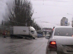 На севере Волгограда грузовик столнулся с маршруткой