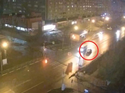 Лихач оставил без света улицу Мира в Волжском, снеся столб и чужие авто
