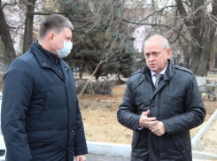 Глава Волжского Игорь Воронин побывал на ремонтируемом участке проспекта Ленина