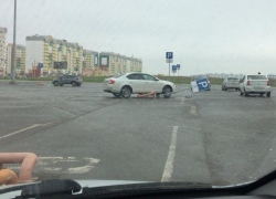 Понтовщик на Skoda выбил страйк на парковке в Волжском