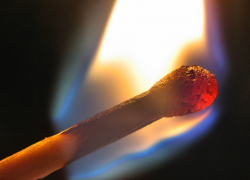 32-летнюю волгоградку изрезало осколками стекла во время сжигания мусора 