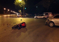 В ДТП в Волжском серьезно пострадали мотоциклист и его юная пассажирка