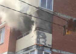 В Волжском загорелся балкон многоэтажки