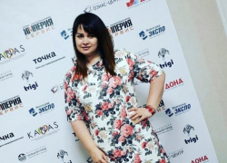 Красотку Юлию Тарасову поздравляют любимые подруги