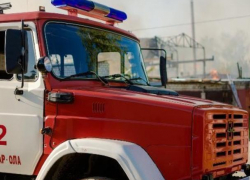 Пожарные тушили квартиру и подъезд в Волжском