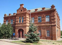 В Волжском открылась выставка графических произведений