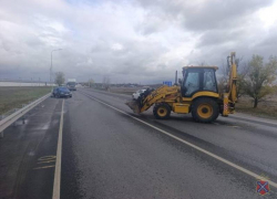 «Рено» столкнулся с экскаватором в Среднеахтубинском районе: водитель в больнице