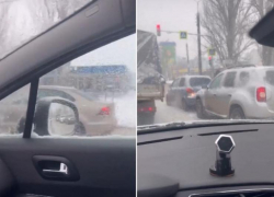 В Волжском автомобилисты массово начали попадать в аварии из-за снегопада: видео