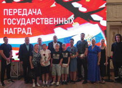 В Волжском родственникам павших героев СВО вручили боевые ордена и медали
