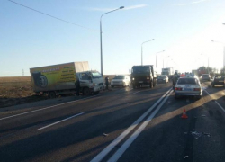 В Волгограде 28-летняя автоледи на иномарке столкнулась с двумя грузовиками