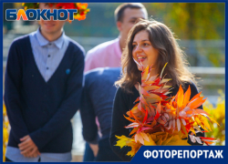 Солнце, улыбки и молчаливое прощание: Волжский провожает осень