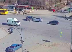 В лобовом столкновении на перекрестке в Волжском встретились две иномарки