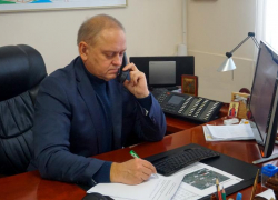 Мэр Волжского Игорь Воронин пообщался с жителями по телефону
