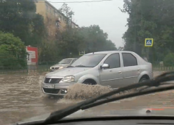 Ливневки не справляются с потоком воды: горожане показали на видео потоп на улицах Волжского 