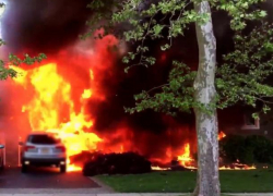 Двухэтажный дом, машина и хозпостройки сгорели в Волжском