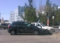 Автомобилисты не поделили дорогу у ТЦ в Волжском