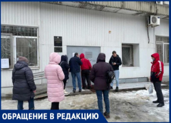 В Волжском судебные приставы закрылись в кабинетах и не пускают людей