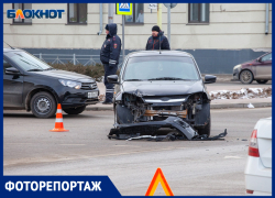 Тройное ДТП у памятника Логинову в Волжском: фоторепортаж 