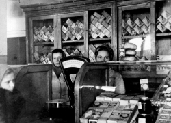 Килограмм колбасы в одни руки: как волжане отоваривались в гастрономе в советское время