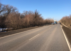 Под Волжским на автодороге сбили мужчину 