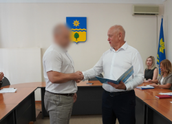 Глава Волжского вручил благодарность начальнику уголовного розыска