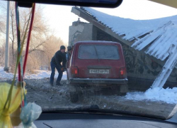 «В гараж запарковался»: под Волжским «Нива» протаранила остановку