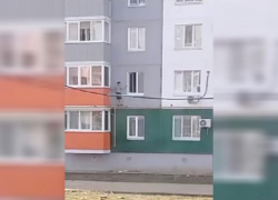 «Я уже большой»: в Волжском семиклассник выкидывает вещи из окна и пугает прохожих опасными трюками