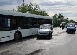 Лихач хотел впечатлить подруг, но не справился с управлением и отправил их в больницу в Волжском