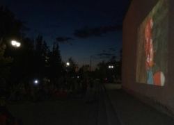 Волжан приглашают посмотреть кино с пледами и термосом