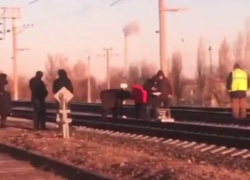 Поезд сбил насмерть волгоградца: видео от очевидцев