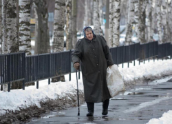 Водитель Lada Granta сдавал назад и зацепил пенсионерку в Волжском