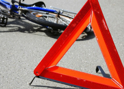 В Ленинске пенсионер на велосипеде наехал на фургон грузового авто