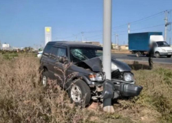 В Волжском Mitsubishi Pajero вылетел с дороги и врезался в рекламный щит
