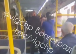 В Волжском пассажиры автобуса напали на водителя после конфликта с кондуктором