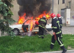 Водитель отечественного авто остался без транспорта из-за пожара в Волжском