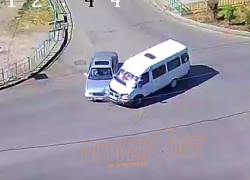 Водитель легковушки влетел в маршрутку в Волжском