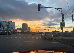 Долгожданный светофор начал работать на опасном перекрестке Волжского