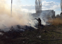 Масштабный пожар на площади 450 кв метров разбушевался под Волжским