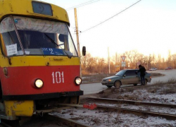 Автоледи на тонированной "четырнадцатой" врезалась в трамвай и остановила движ по городу
